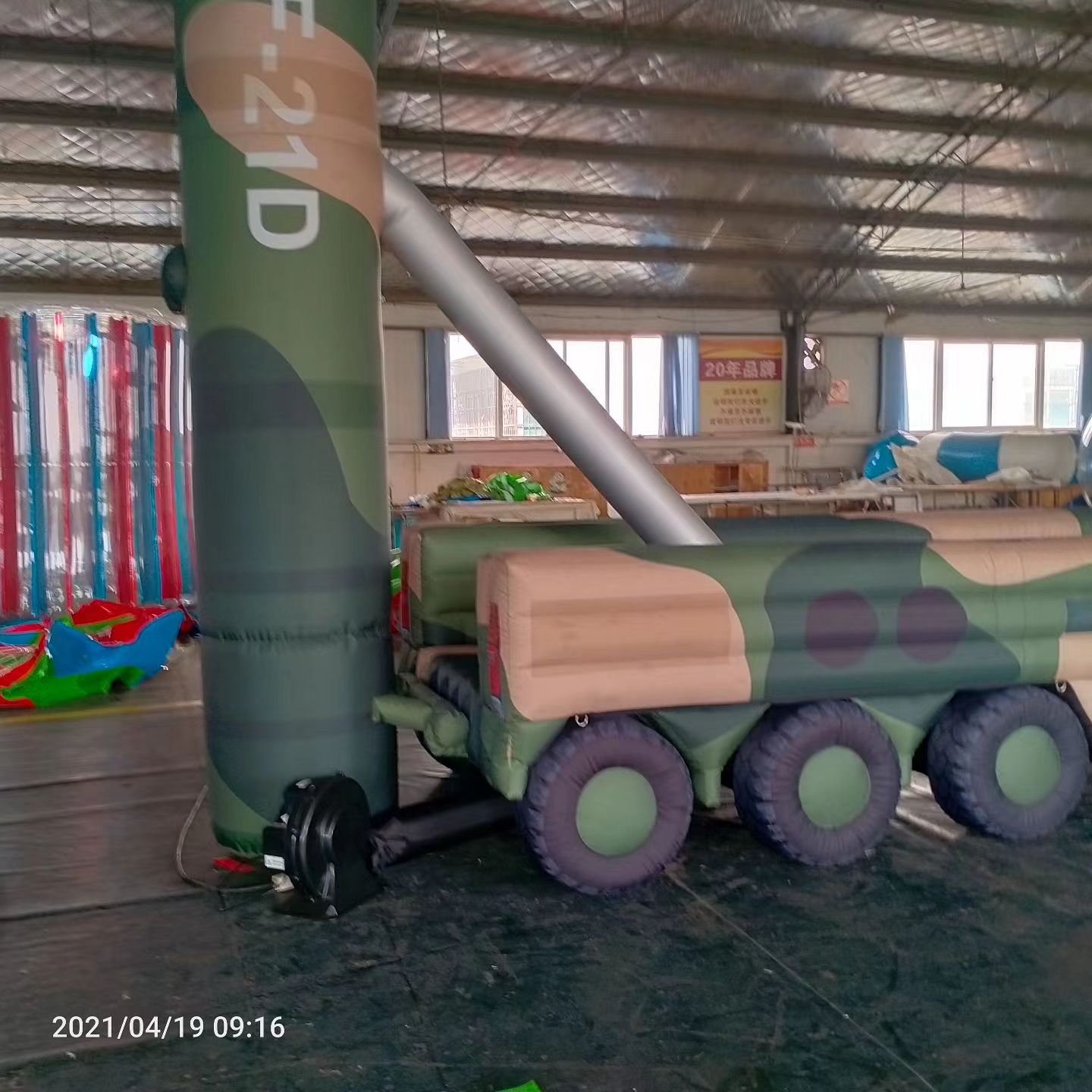越城军事演习中的充气目标车辆：模拟发射车雷达车坦克飞机